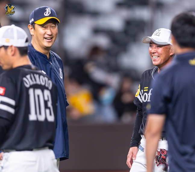 소프트뱅크 코치들과 대화를 하고 있는 이대호. /사진=중신 브라더스