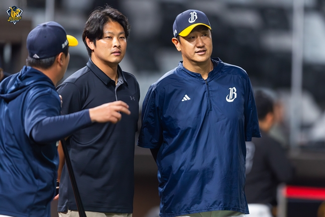 정훈(왼쪽부터), 석지형 코치와 대화를 나누고 있는 이대호. /사진=중신 브라더스