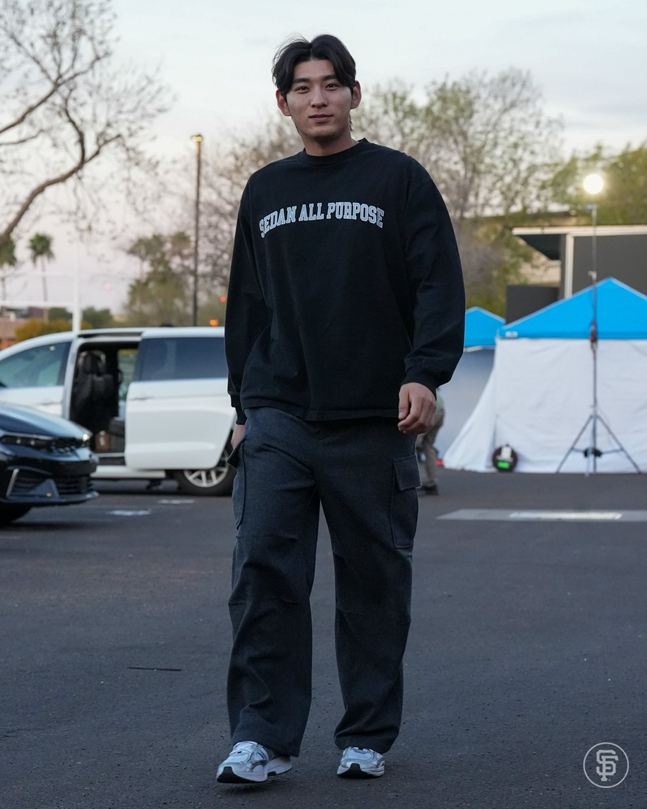 캠프지로 출근하는 이정후. /사진=샌프란시스코 자이언츠 공식 SNS