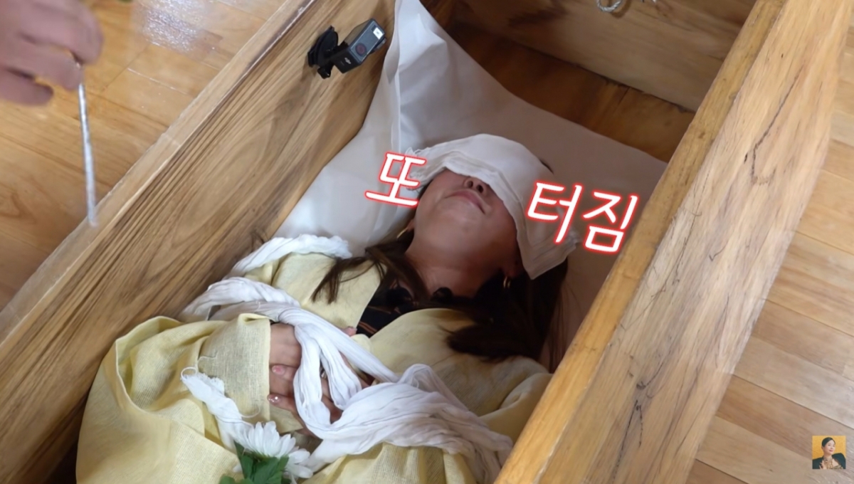 장영란이 가족들과 함께한 임종 체험에서 자기 영정사진 때문에 폭소했다. /사진=유튜브 갈무리 