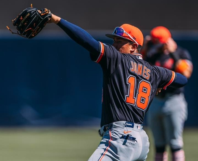 수비 훈련을 하고 있는 자마이 존스. /사진=디트로이트 구단 공식 SNS