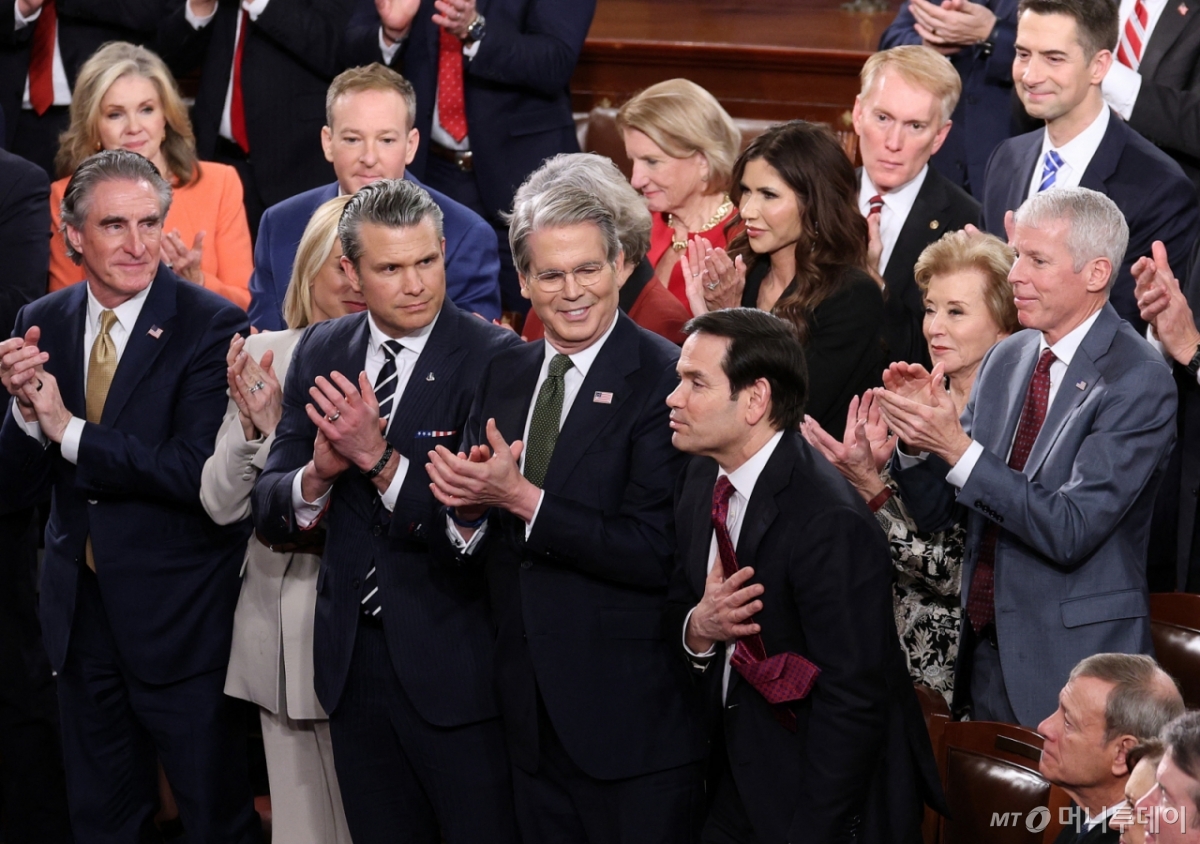 (워싱턴DC AFP=뉴스1) 이정환 기자 = 24일(현지시간) 워싱턴 DC 미국 국회의사당 하원 회의장에서 열린 도널드 트럼프 미국 대통령의 2기 첫 국정연설에 참석한 마코 루비오 국무장관이 더그 버검 내무장관(왼쪽), 팸 본디 법무장관, 피트 헤그세스 국방장관, 스콧 베센트 재무장관의 박수를 받고 있다. 2026.02.24. ⓒ AFP=뉴스1 Copyright © 뉴스1. All rights reserved. 무단 전재 및 재배포, AI학습 이용 금지. /사진=(워싱턴DC AFP=뉴스1) 이정환 기자