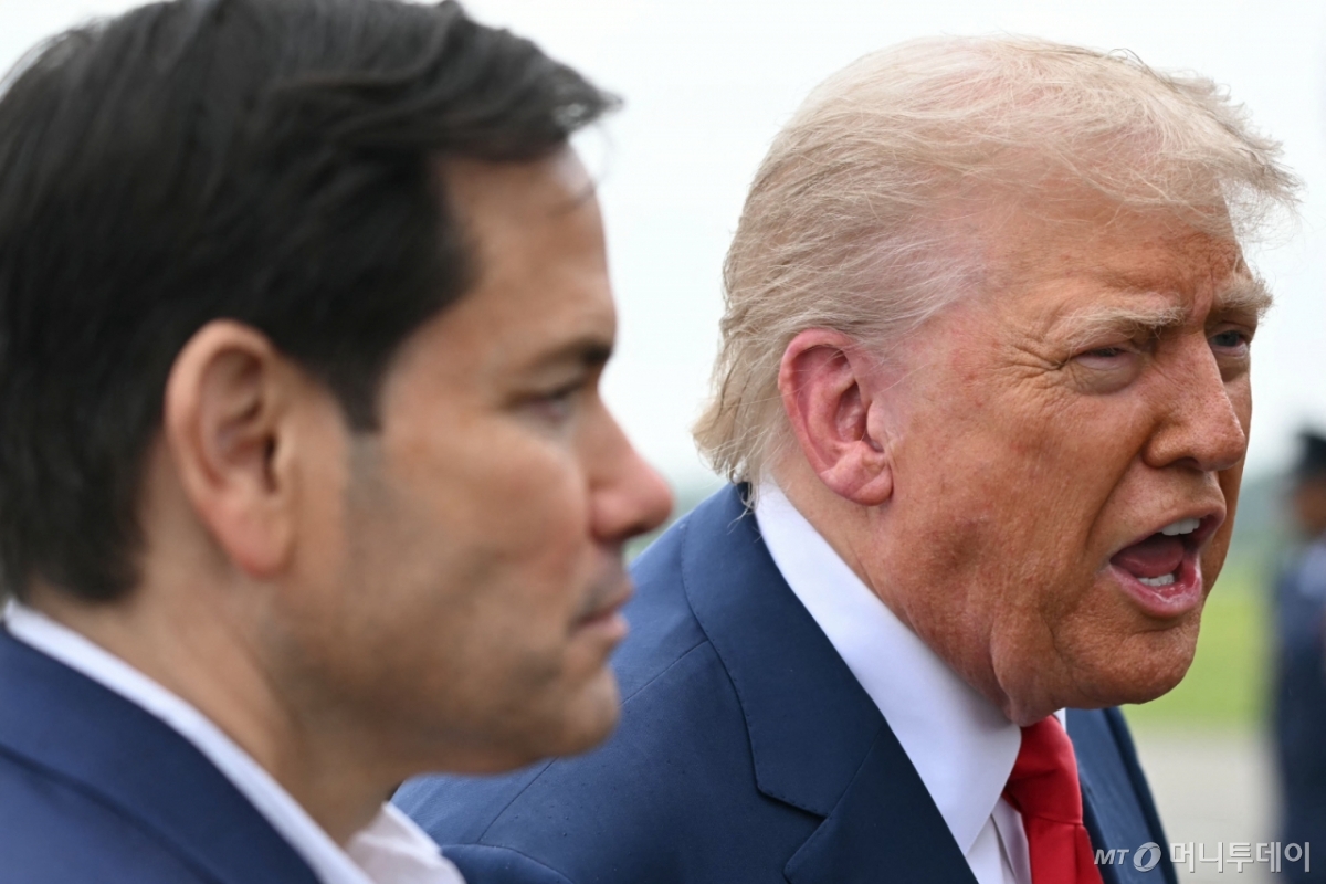 (베드민스터 AFP=뉴스1) 강민경 기자 = 미국 뉴저지주 모리스타운의 모리스타운 시립공항에서 8일 도널드 트럼프 미국 대통령이 마르코 루비오 국무장관(왼쪽)과 함께 캠프 데이비드로 가는 길에 기자들의 질문에 답하고 있다. 2025.6.8 ⓒ AFP=뉴스1 Copyright © 뉴스1. All rights reserved. 무단 전재 및 재배포, AI학습 이용 금지. /사진=(베드민스터 AFP=뉴스1) 강민경 기자