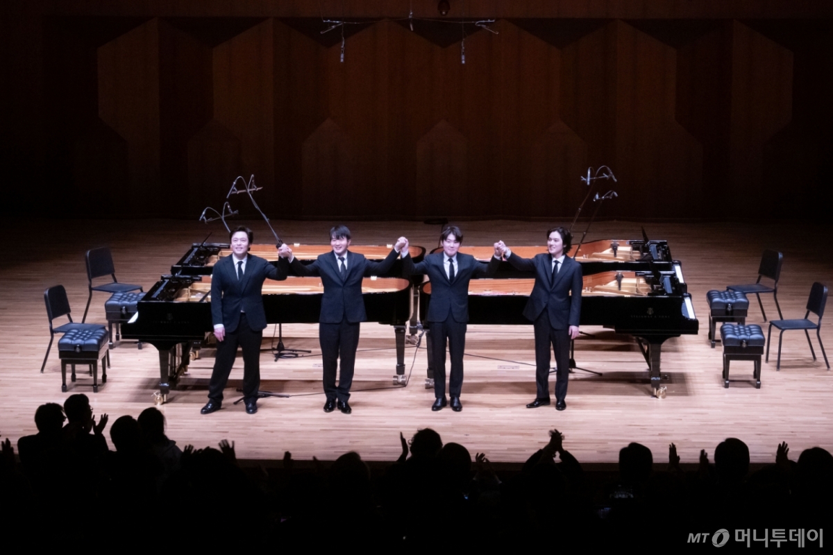 [서울=뉴시스] 지난 25일 서울 서초구 예술의전당 콘서트홀에서 열린 '아산 정주영 서거 25주기 추모 음악회 : 이어지는 울림'에서 피아니스트 김선욱(왼쪽부터), 선우예권, 조성진, 임윤찬이 연주를 마치고 관객들에게 인사하고 있다. (사진=현대차그룹 제공) 2026.02.26. photo@newsis.com *재판매 및 DB 금지 /사진=류현주