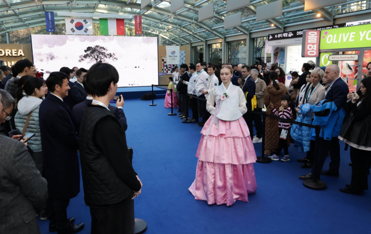 지난 5일(현지시간) 이탈리아 밀라노 빌라 네키 캄필리오(Villa Necchi Campiglio)에 마련된 코리아하우스에서 한복 패션쇼가 열리고 있다. / 사진 = 뉴시스