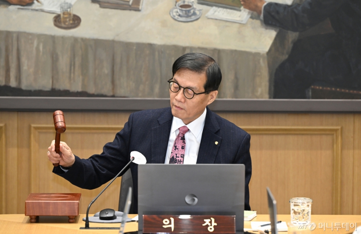 (서울=뉴스1) 사진공동취재단 = 이창용 한국은행 총재가 26일 서울 중구 한국은행 본관에서 열린 금융통화위원회 본회의에서 의사봉을 두드리고 있다. 2026.2.26/뉴스1 Copyright © 뉴스1. All rights reserved. 무단 전재 및 재배포, AI학습 이용 금지. /사진=(서울=뉴스1) 사진공동취재단