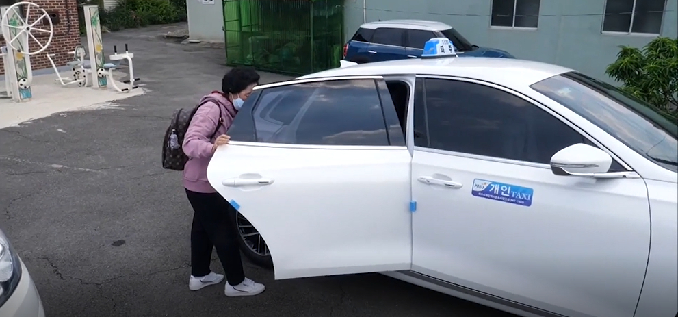 한 어르신이 수요응답형 복지택시를 이용하는 모습./사진제공=경기도