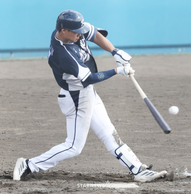 WBC 한국 야구 대표팀이 21일 일본 오키나와현 야에세 고친다 구장에서 한화 이글스와 연습경기를 가졌다.  대표팀 김주원이 7회초 무사 1,2루에서 역전 3점 홈런을 날리고 있다. /사진=김진경 대기자