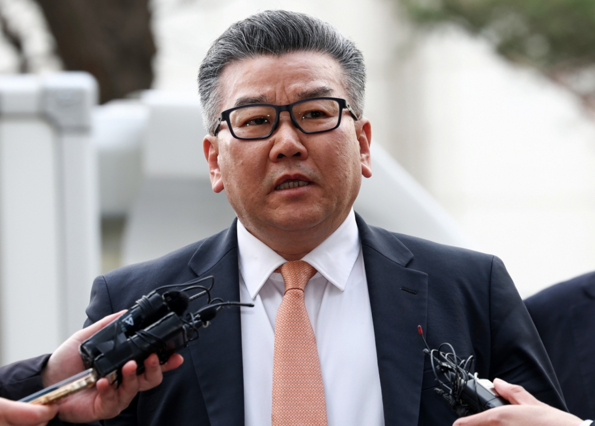 감사원의 '서해 피격' 감사 발표 과정에서 군 기밀 유출 혐의를 받는 유병호 감사위원이 26일 오전 서울 마포구 서울경찰청 반부패수사대에 피의자 신분으로 출석하며 취재진 질문에 답변하고 있다./사진=뉴스1.