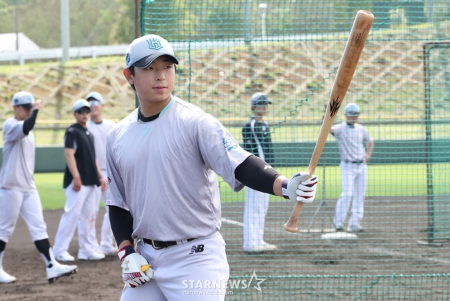 KT 위즈가 26일 일본 오키나와현 우루마 쿠시카와 야구장에서 스프링캠프 일정을 진행했다.  이강민이 밝은 표정으로 타격 훈련을 하고 있다.