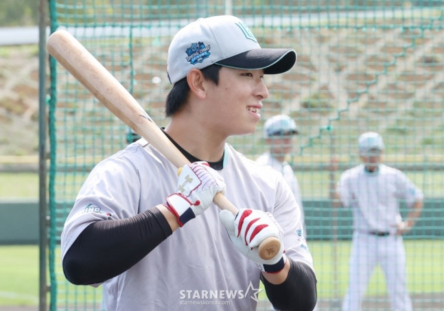 KT 위즈가 26일 일본 오키나와현 우루마 쿠시카와 야구장에서 스프링캠프 일정을 진행했다.  이강민이 밝은 표정으로 타격 훈련을 하고 있다.