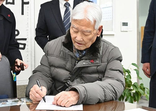 지난달 23일 이공휘씨가 부산 해운대구청을 찾아 장학금 5000만원을 기부했다./사진=부산 해운대구 제공