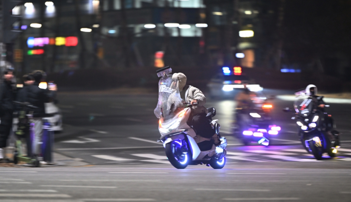 제106주년 3·1절을 맞은 지난해 3월1일 오전 광주 광산구 수완지구 한 사거리 주변 도로에서 차량 번호판을 뗀 폭주 이륜차량들이 경찰의 예방활동에도 아랑곳않고 도로를 내달리고 있다./사진=뉴시스.