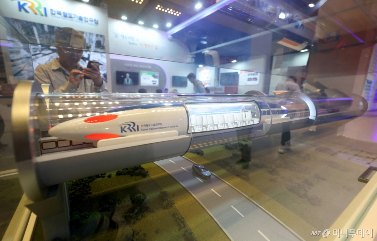 지난해 6월 19일 서울 강남구 코엑스에서 열린 2025 국토교통기술교류회 한국철도기술연구원 부스에서 관람객들이 초고속 하이퍼튜브 모형을 살펴보고 있다. /사진=뉴시스