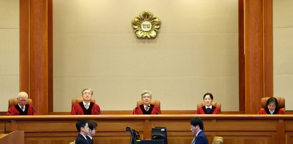 김상환 헌법재판소장을 비롯한 헌법재판관들이 26일 서울 종로구 헌법재판소 대심판정에서 열린 2월 심판사건 선고를 위해 착석해 있다./사진=뉴시스