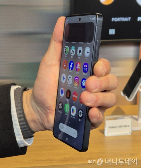 삼성전자 갤럭시 언팩 2026 체험존에서 프라이버시 디스플레이를 구동하고 있다. 화면 위쪽 알림만 가려 옆에서 시야가 차단됐다./사진=김소연 기자