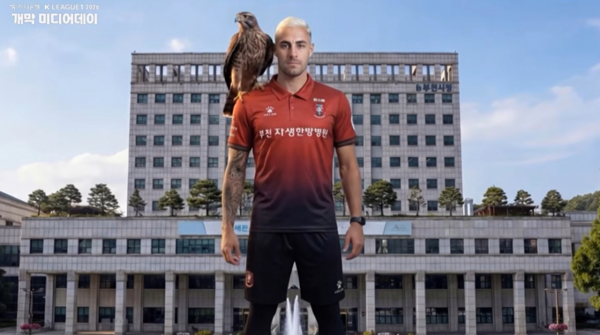 2026시즌 K리그1 인트로 영상. 부천시청을 배경으로 시조 매와 함께 등장한 부천FC 바사니. /사진=K리그 유튜브 캡처