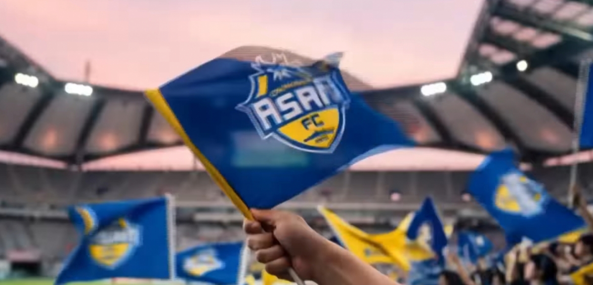 서울월드컵경기장을 배경으로 제작된 충남아산FC 엠블럼 깃발. /사진=K리그 유튜브 캡처