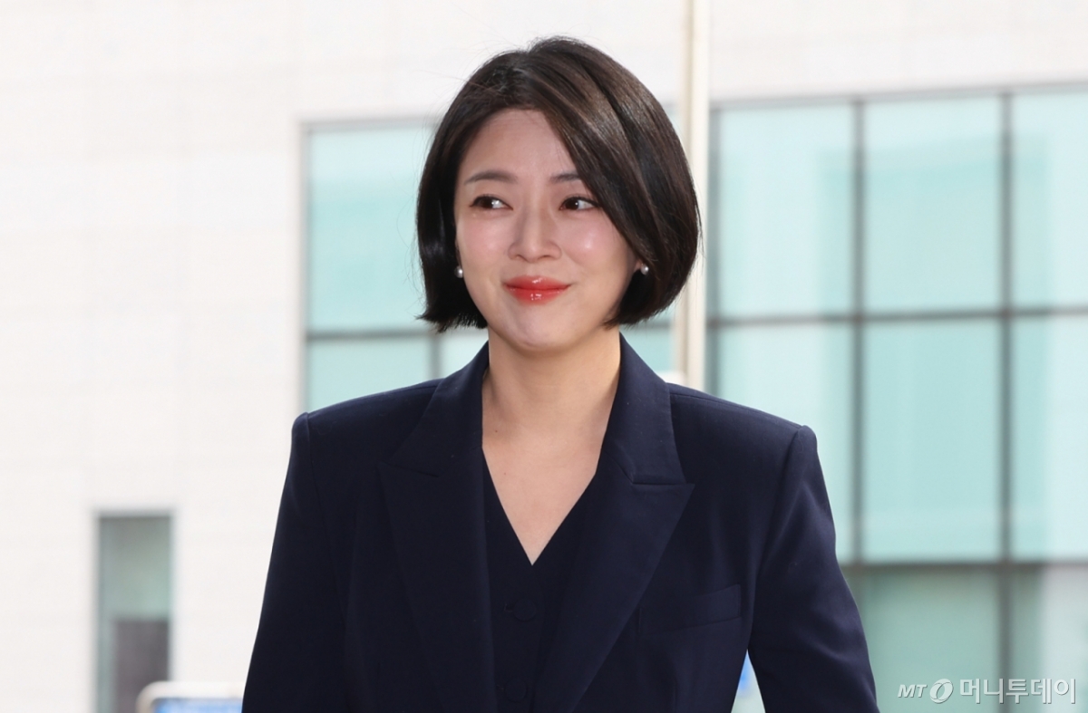 [서울=뉴시스] 황준선 기자 =배현진 국민의힘 의원이 26일 오후 서울 양천구 서울남부지방법원에서 열린 국민의힘 당원권 1년 정지 징계 효력정지 가처분 신청 첫 심문기일에 출석하고 있다. 2026.02.26. hwang@newsis.com /사진=황준선