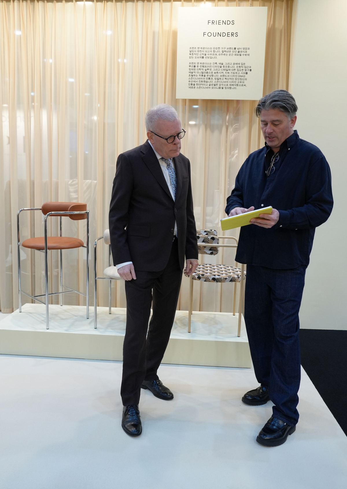 서울리빙디자인페어를 방문한 미카엘 헴니티 빈터 주한덴마크대사(왼쪽)가 덴마크 국가관에서 '프렌즈 앤 파운더스' 대표의 제품 소개를 듣고 있다./사진제공=주한덴마크대사관