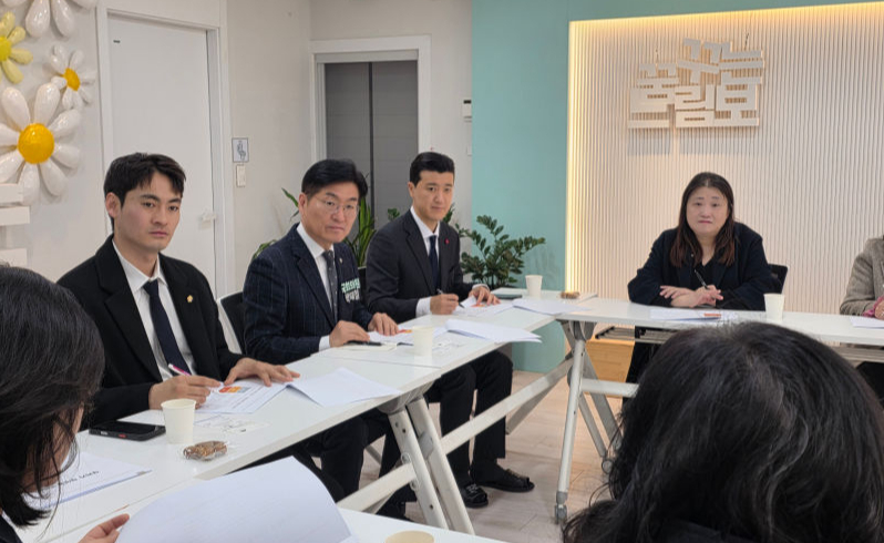 26일 안산시 상록구 꿈꾸는느림보사회적협동조합에서 열린 발달장애인 고용 및 돌봄 종사자 처우 개선 관련 정책간담회에서 선현우 안산시의원, 박해철 국회의원, 박천광 민주당 중앙당 정책위원회 부의장(이상 왼쪽부터)이 기관 관계자들의 의견을 경청하고 있다./사진=이민호기자