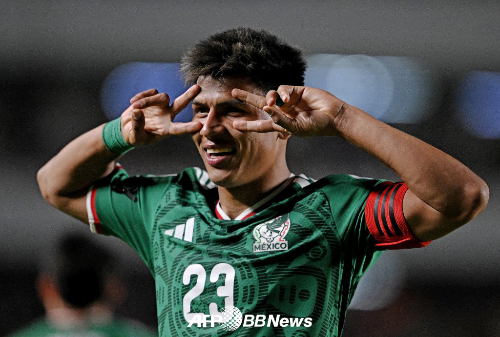 멕시코 축구대표팀 헤수스 가야르도가 26일(한국시간) 멕시코 케레타로에서 열린 아이슬란드와의 평가전에서 골을 넣은 뒤 기뻐하고 있다. /AFPBBNews=뉴스1