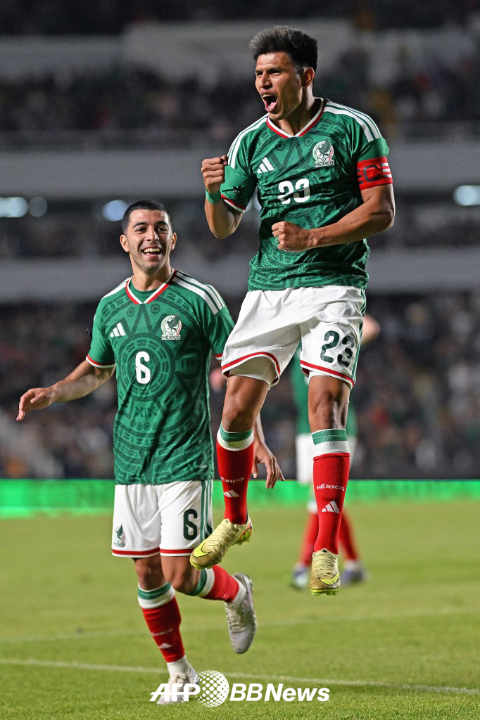 멕시코 축구대표팀 헤수스 가야르도(오른쪽)가 26일(한국시간) 멕시코 케레타로에서 열린 아이슬란드와의 평가전에서 골을 넣은 뒤 기뻐하고 있다. /AFPBBNews=뉴스1