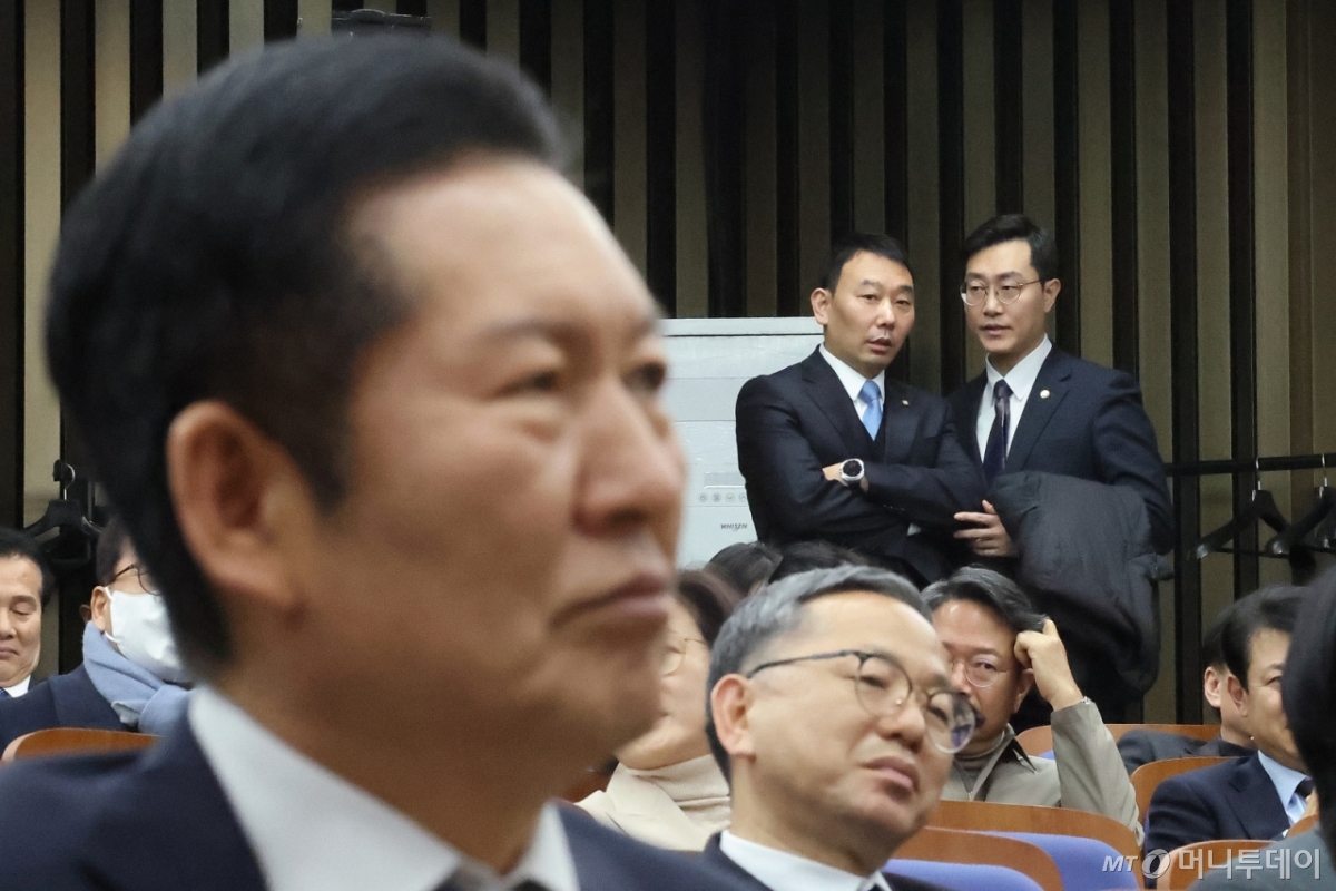 (서울=뉴스1) 신웅수 기자 = 김용민·장경태 더불어민주당 법제사법위원이 26일 서울 여의도 국회에서 열린 의원총회에서 정청래 대표를 바라보며 대화하고 있다. 2026.2.26/뉴스1  Copyright © 뉴스1. All rights reserved. 무단 전재 및 재배포,  AI학습 이용 금지. /사진=(서울=뉴스1) 신웅수 기자