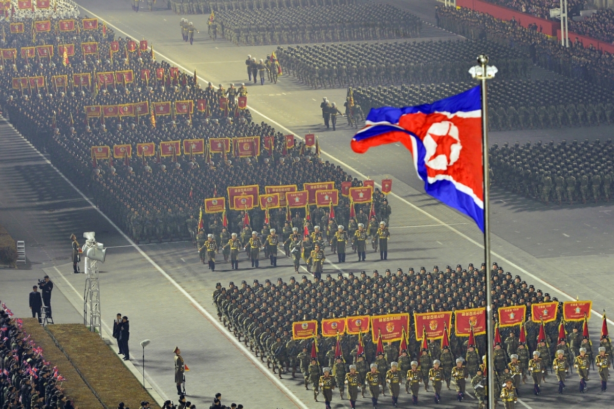 (평양 노동신문=뉴스1) = 북한이 25일 제9차 노동당 대회 폐막을 기념하는 열병식을 평양 김일성광장에서 개최했다. 김정은 노동당 총비서는 연설에서 "우리 무력은 모든 상황에 준비돼 있다"며 "어떤 세력의 군사적 적대행위에 대해서도 즉시에 처절한 보복공격을 가할 것"이라고 강조했다.    [국내에서만 사용가능. 재배포 금지. DB 금지. For Use Only in the Republic of Korea. Redistribution Prohibited]  Copyright © 뉴스1. All rights reserved. 무단 전재 및 재배포,  AI학습 이용 금지. /사진=(평양 노동신문=뉴스1)