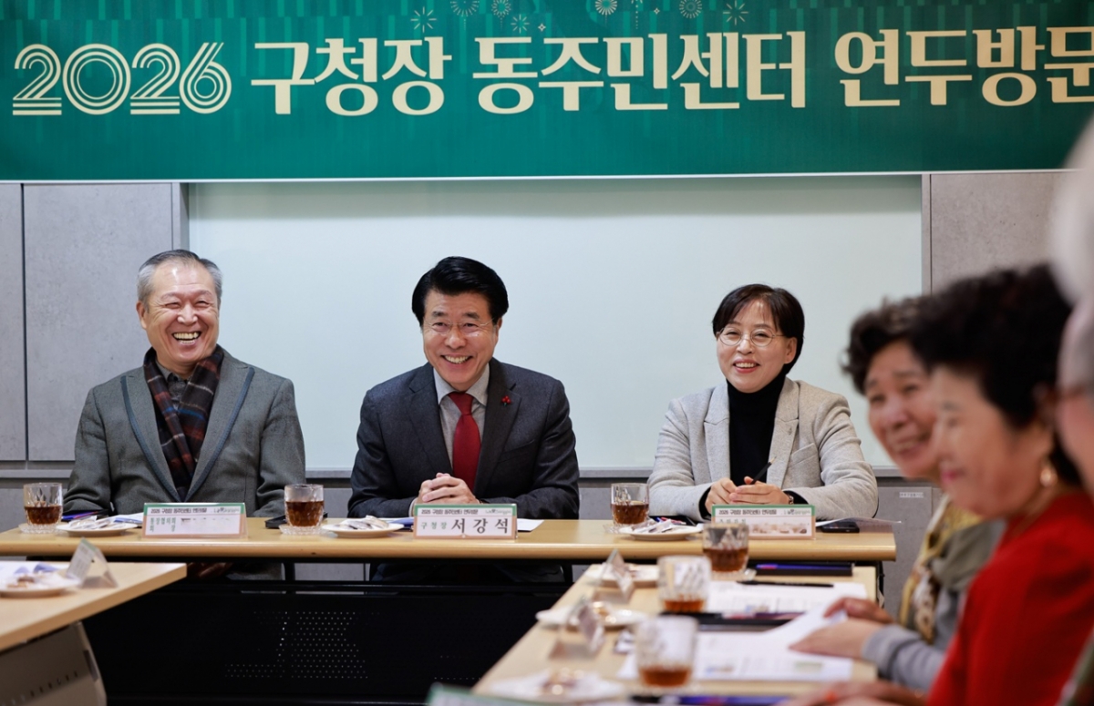 서강석 서울 송파구청장이 마천2동을 찾아 주민을 만나고 있다. /사진제공=서울 송파구