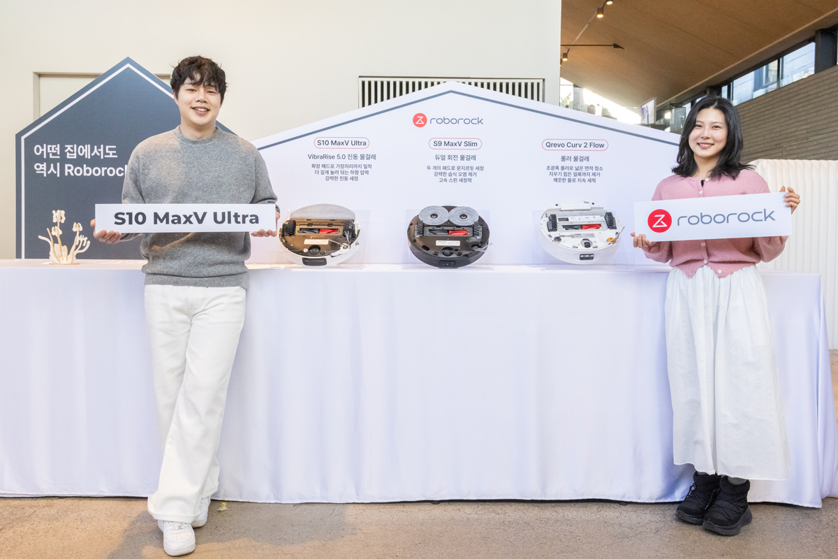 26일 열린 '2026 로보락 론칭쇼'에서 모델들이 2026년 플래그십 로봇청소기 ‘S10 MaxV Ultra’(S10 맥스V 울트라)를 선보이고 있다. /사진제공=로보락