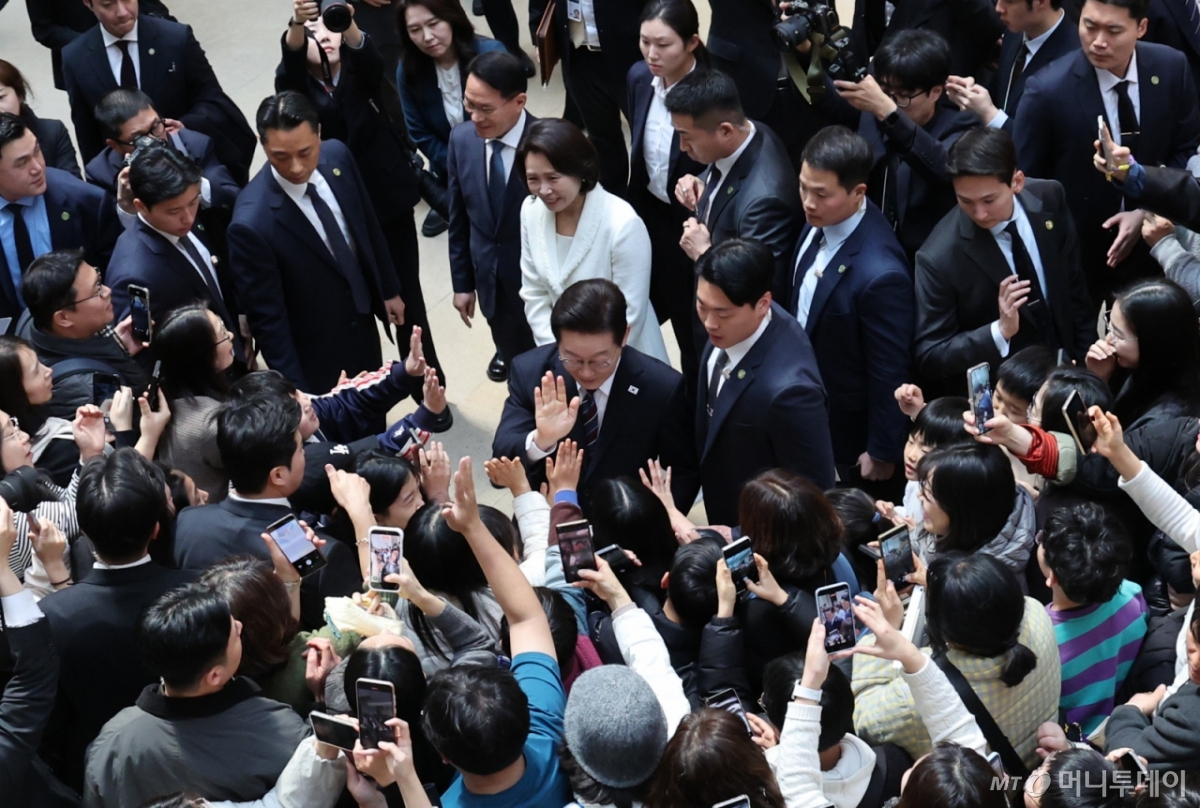 [서울=뉴시스] 최동준 기자 = 이재명 대통령과 김혜경 여사가 26일 서울 용산구 국립중앙박물관을 방문해 관람객들과 인사하고 있다. 2026.02.26. photocdj@newsis.com /사진=
