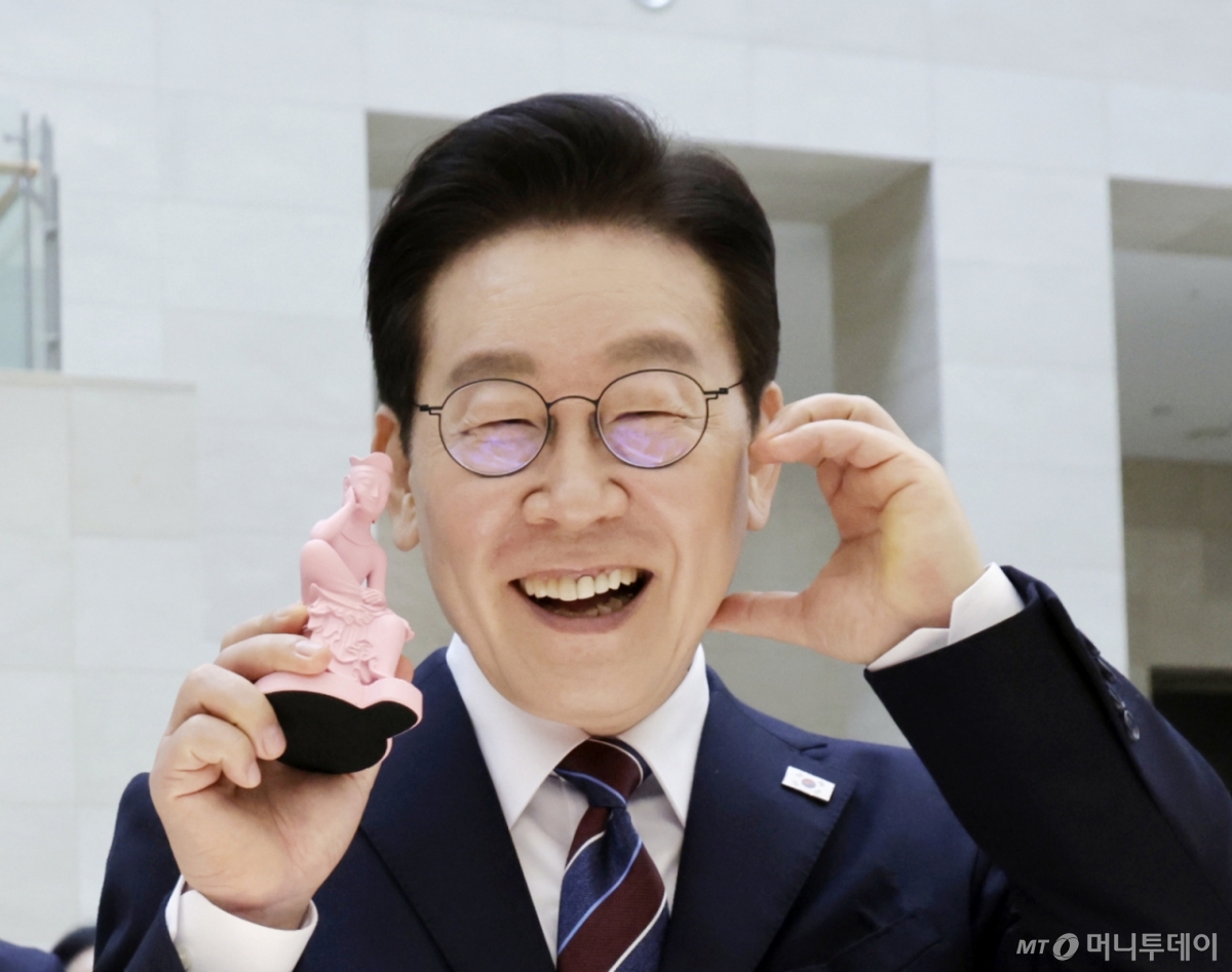 (서울=뉴스1) 허경 기자 = 이재명 대통령이 26일 서울 용산구 국립중앙박물관에서 열린 특별전 '우리들의 이순신'을 관람한 뒤 기념품을 들고 기념촬영을 하고 있다. 2026.2.26/뉴스1  Copyright © 뉴스1. All rights reserved. 무단 전재 및 재배포,  AI학습 이용 금지. /사진=(서울=뉴스1) 허경 기자