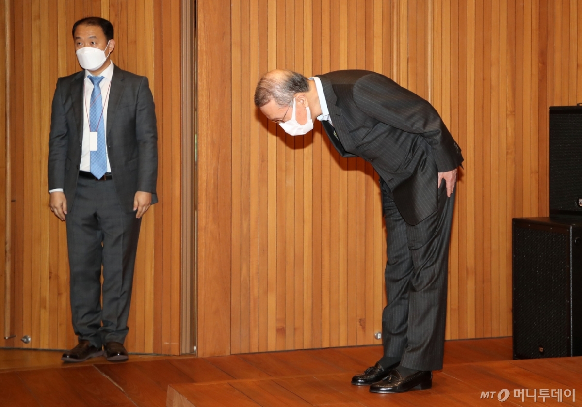 홍원식 남양유업 회장이 4일 오전 서울 강남구 남양유업 본사에서 '불가리스 사태'와 관련 대국민 사과 기자회견을 하고 있다. /사진=김휘선 기자 hwijpg@