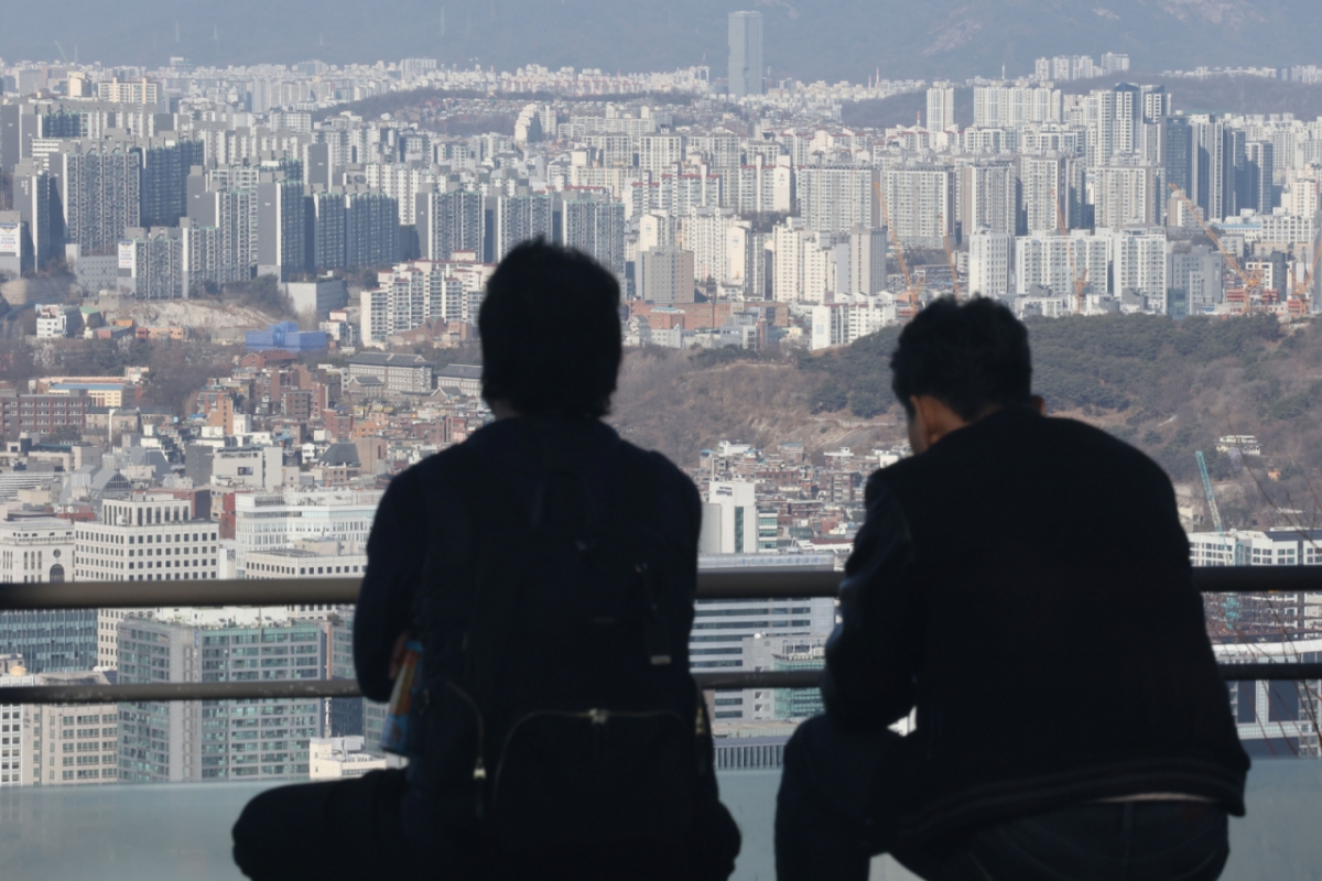 (서울=뉴스1) 이광호 기자 = 정부 규제 여파로 부동산 시장에서 중장년층과 중상위 소득층의 매수 심리가 일제히 급락한 것으로 나타난 25일 오후 서울 중구 남산에서 아파트 단지가 보이고 있다. 이날 한국은행 소비자동향조사에 따르면, 50대의 주택가격전망지수는 올해 1월 119에서 2월 100으로 한 달 만에 19포인트(p) 급락했다. 50대 지수가 100까지 낮아진 것은 지난해 3월(100) 이후 11개월 만이다. 지수가 100이라는 것은 향후 1년 뒤 집값이 오를 것이라는 응답과 내릴 것이라는 응답이 비슷해 가격 방향성을 단정하기 어려운 수준임을 의미한다. 2026.2.25/뉴스1 Copyright © 뉴스1. All rights reserved. 무단 전재 및 재배포, AI학습 이용 금지. /사진=(서울=뉴스1) 이광호 기자