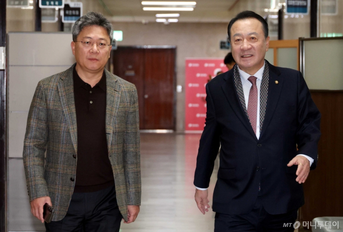 [서울=뉴시스] 조성봉 기자 = 박정하(왼쪽), 엄태영 국민의힘 의원이 26일 오후 서울 여의도 국회에서 당내 현안 관련 장동혁 대표와의 비공개 회동에 참석하고 있다. 2026.02.26. suncho21@newsis.com /사진=조성봉