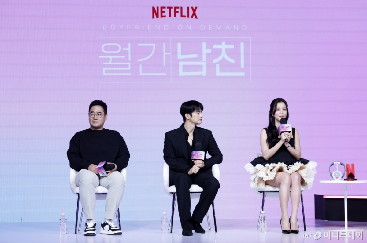 그룹 블랙핑크 지수(오른쪽)가 26일 서울 종로구 JW 메리어트 동대문 스퀘어 서울에서 열린 넷플릭스 '월간남친' 제작발표회에서 인사말을 하고 있다. /사진=뉴시스