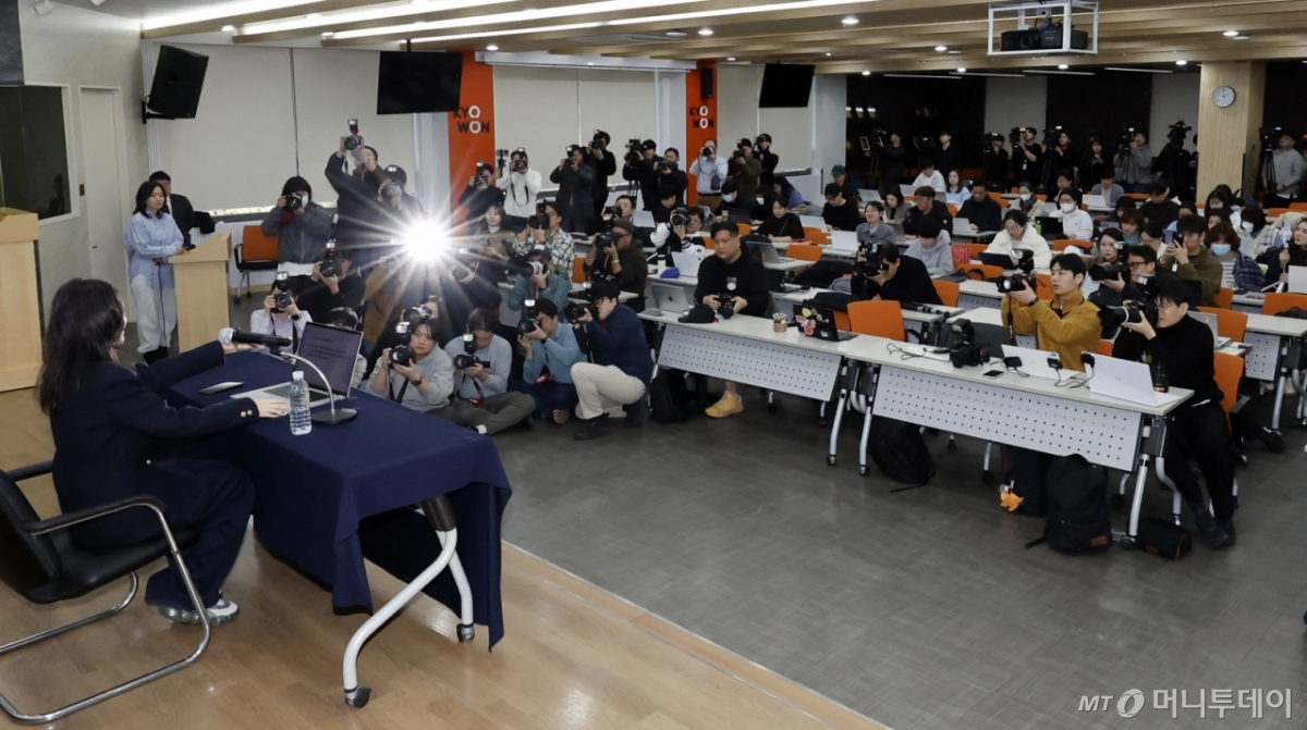 민희진 오케이 레코즈 대표 법률대리인이 25일 서울 종로구 교원 챌린지홀에서 열린 1심 소송 결과와 향후 계획 등 발표를 위한 기자회견에서 발언하고 있다. /사진=뉴시스