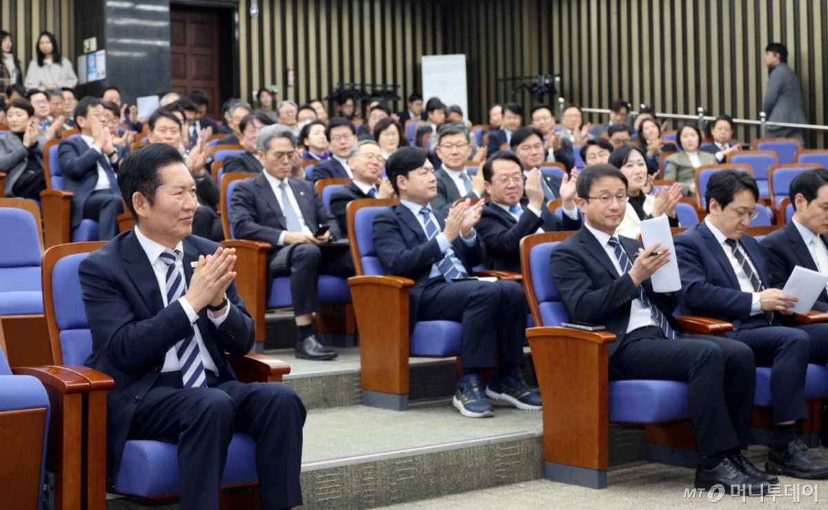 [서울=뉴시스] 김금보 기자 = 정청래 더불어민주당 대표와 의원들이 26일 오후 서울 여의도 국회에서 열린 의원총회에서 박수를 치고 있다. 2026.02.26. kgb@newsis.com /사진=김금보