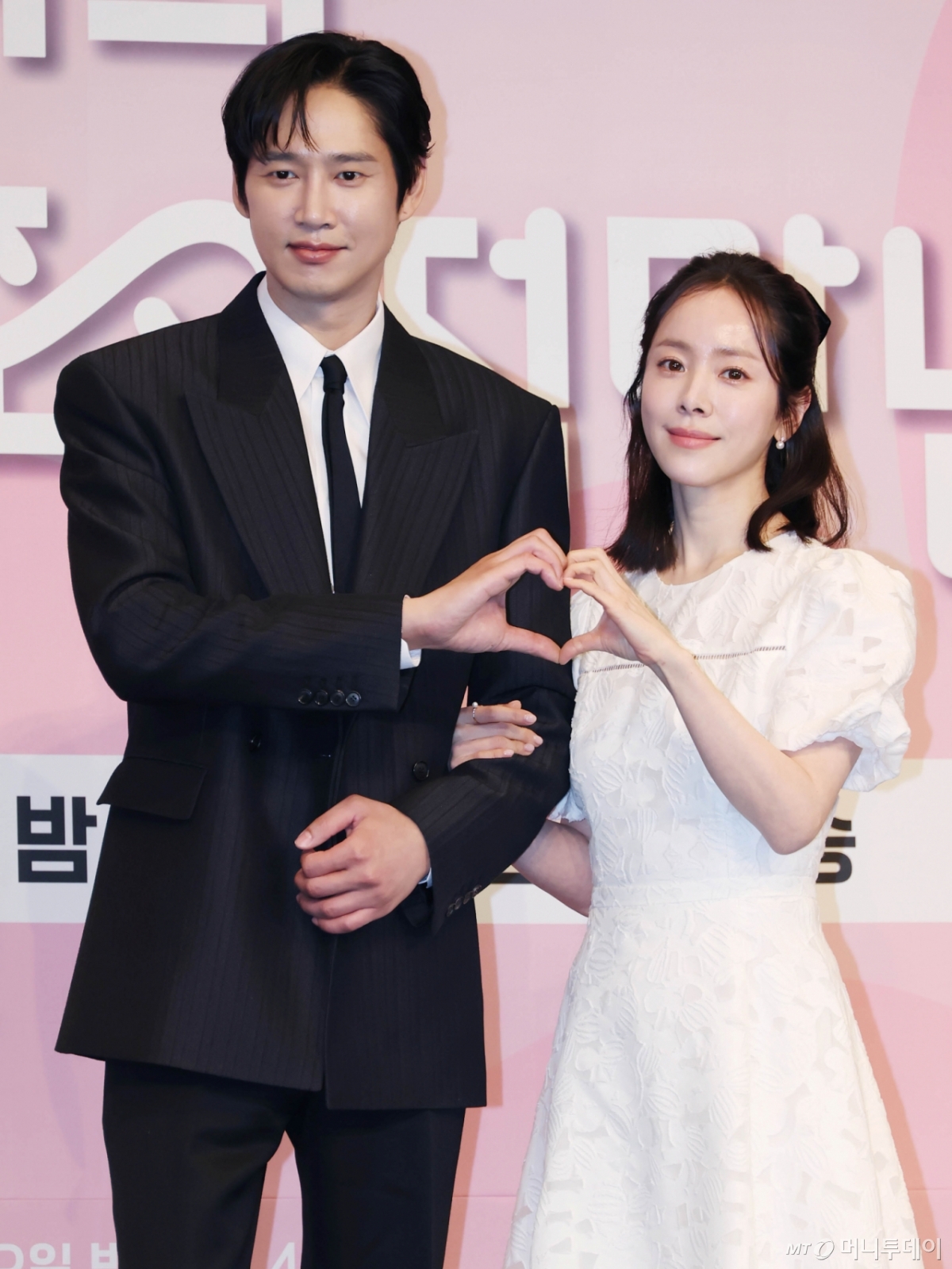 배우 박성훈, 한지민이 26일 서울 구로구 더 링크 호텔에서 진행된 JTBC 토일드라마 '미혼남녀의 효율적 만남' 제작발표회에 참석해 포즈를 취하고 있다. /사진=이동훈 photoguy@