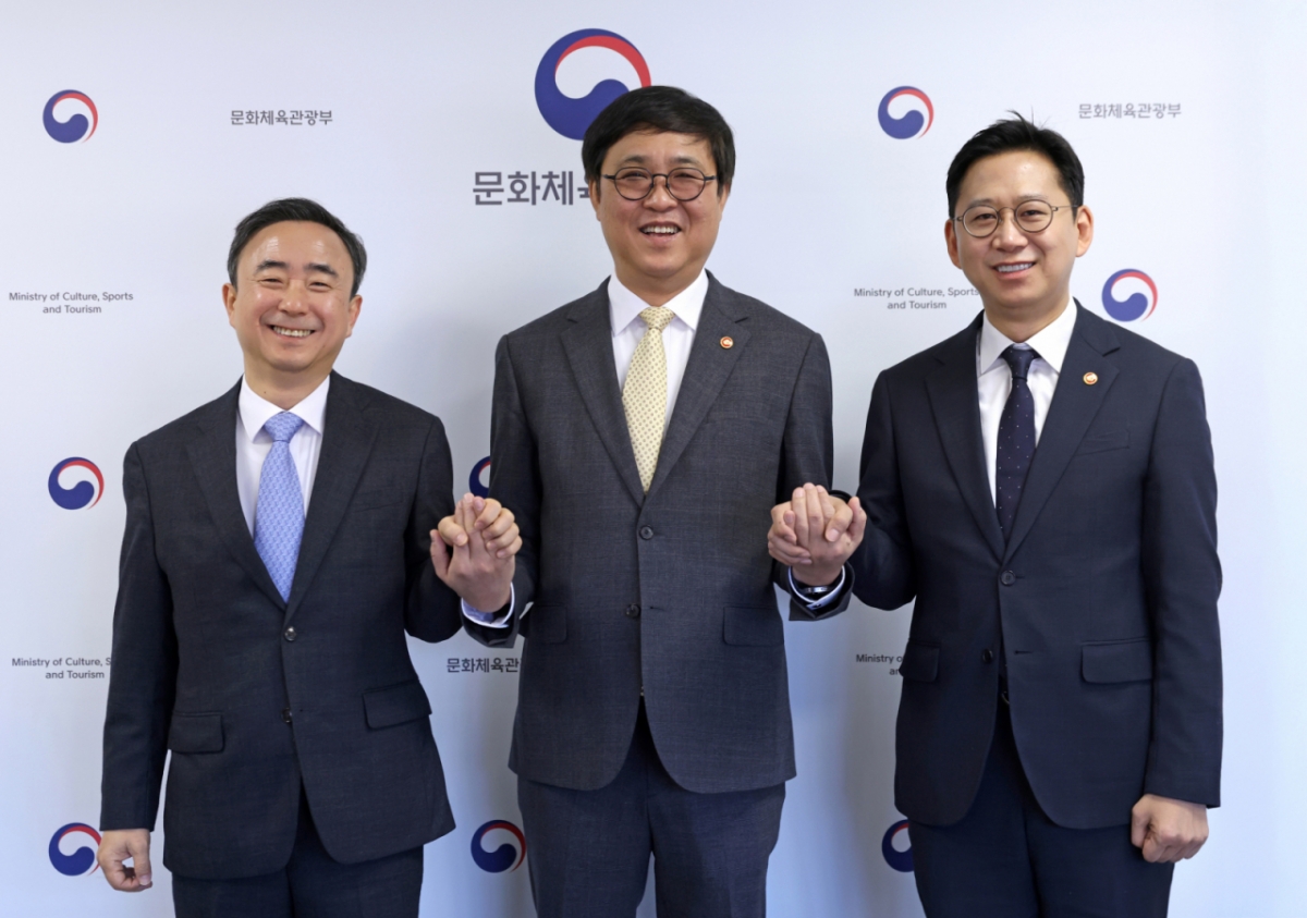 최휘영 문화체육관광부 장관(가운데)과 배경훈 부총리 겸 과학기술정보통신부 장관(오른쪽), 임문영 국가인공지능전략위원회 부위원장이 26일 서울 종로구 국립현대미술관 서울관에서 열린 공정이용 안내서 관계부처 고위급 간담회에 앞서 기념촬영을 하고 있다. /사진 제공=문화체육관광부