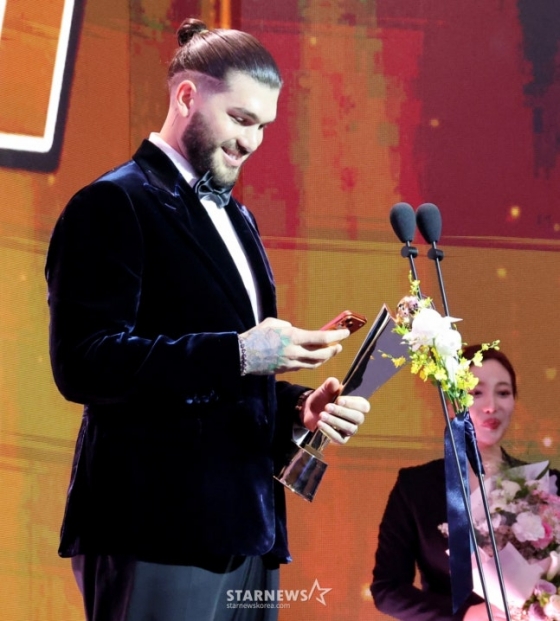 한화의 코디 폰세가 11월 24일 오후 2시 서울 롯데호텔 월드 크리스탈볼룸에서 열린 '2025 신한 SOL 뱅크 KBO 시상식'에서 리그 MVP를 수상했다. /사진=강영조 선임기자