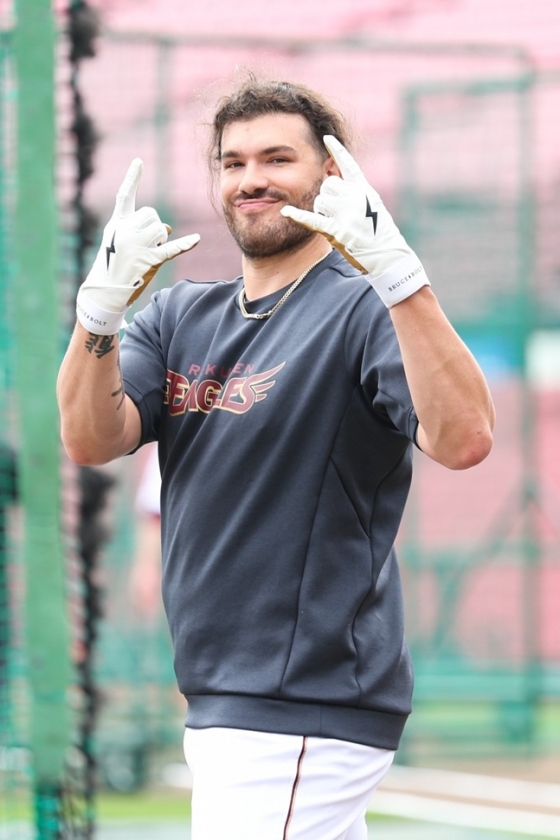 라쿠텐 시절 타격 훈련을 소화하고 있는 폰세. /사진=라쿠텐 골든이글스 공식 SNS