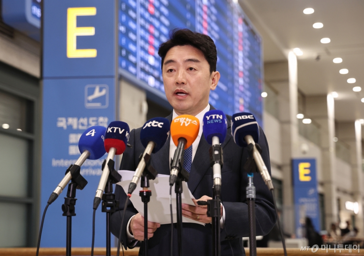 (인천공항=뉴스1) 구윤성 기자 = 강훈식 청와대 비서실장이 26일 오후 전략경제협력 특사 자격으로 아랍에미리트(UAE) 방문을 마치고 인천국제공항을 통해 귀국한 뒤 기자회견을 하고 있다. 2026.2.26/뉴스1  Copyright © 뉴스1. All rights reserved. 무단 전재 및 재배포,  AI학습 이용 금지. /사진=(인천공항=뉴스1) 구윤성 기자