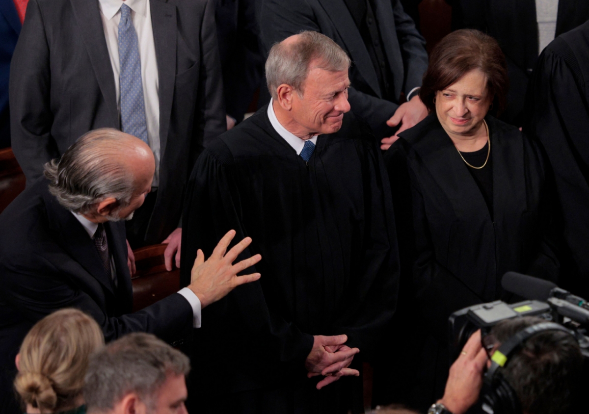 존 로버츠 미 대법원장과 엘레나 케이건 대법관이 24일(현지시간) 워싱턴 DC 미국 국회의사당 하원 회의장에서 열린 도널드 트럼프 미국 대통령의 2기 첫 국정연설에 참석했다. 로버츠 대법원장과 케이건 대법관은 지난 20일 트럼프 행정부의 상호관세가 위법하다는 판단을 내렸다. /AFPBBNews=뉴스1 