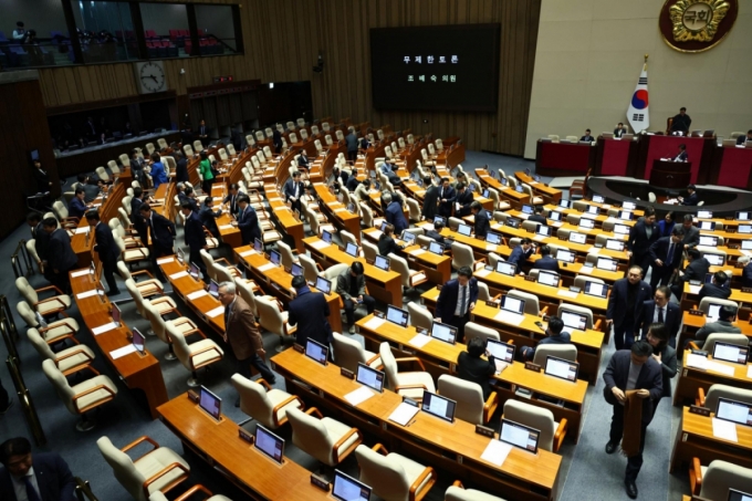 더불어민주당 의원들이 25일 서울 여의도 국회에서 열린 제432회 국회(임시회) 제8차 본회의에서 조배숙 국민의힘 의원의 형법 일부개정법률안(대안)에 대한 무제한 토론(필리버스터)이 시작되자 회의장을 나가고 있다. /사진=뉴시스