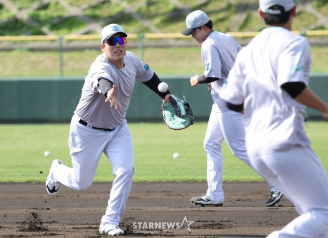 KT 위즈가 26일 일본 오키나와현 우루마 쿠시카와 야구장에서 스프링캠프 일정을 진행했다. 김현수(맨 왼쪽)가 수비 훈련을 하고 있다. /사진=김진경 대기자
