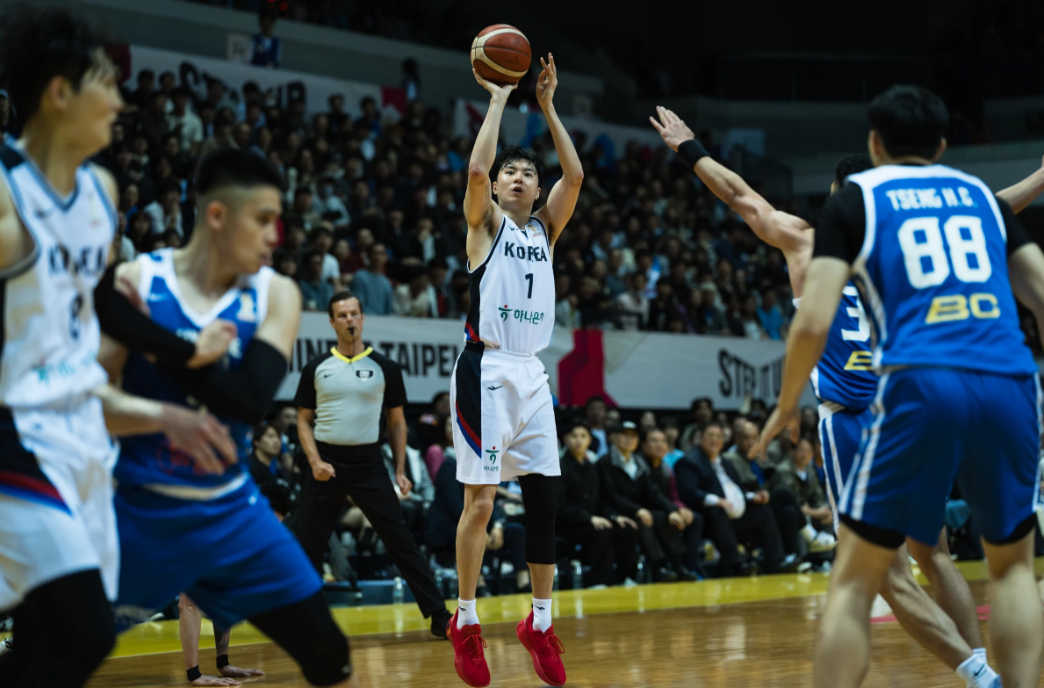이현중(가운데)이 대만을 상대로 슛을 날리고 있다. /사진=FIBA 공식 홈페이지