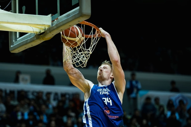 덩크슛을 성공시키는 길벡. /사진=FIBA 공식 홈페이지
