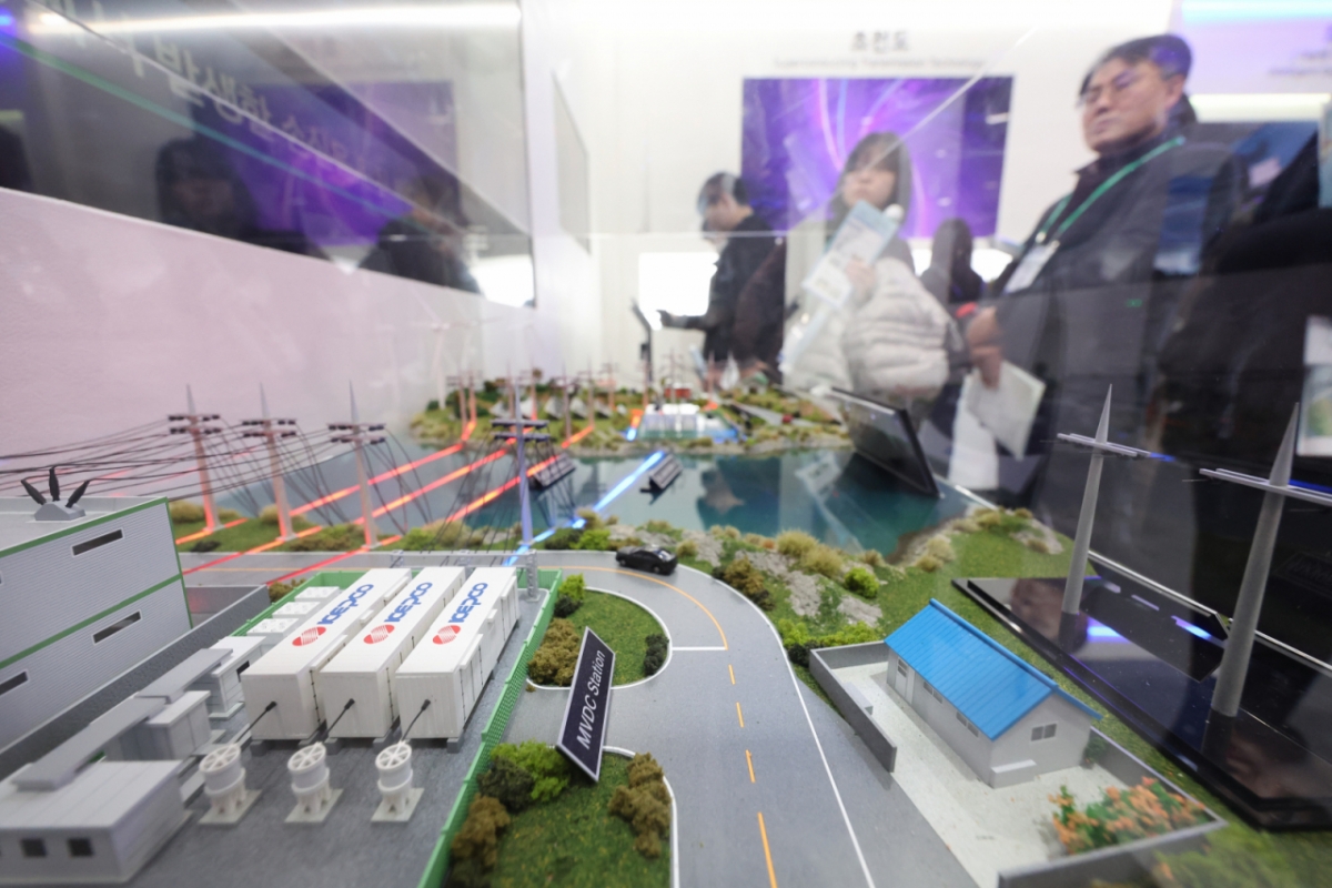 지난 4일 서울 강남구 코엑스에서 개막한 2026 코리아빌드위크·일렉스 코리아 2026를 찾은 관람객들이 한국전력 부스를 둘러보고 있다. /사진=뉴시스